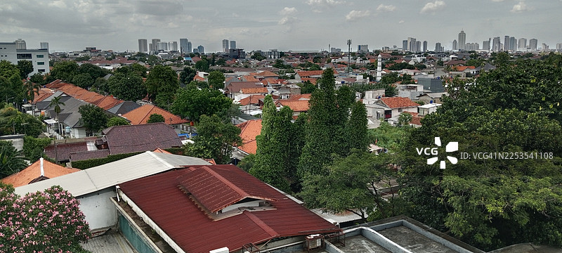 城市居民楼和天际线的鸟瞰图，背景为多云的天空图片素材