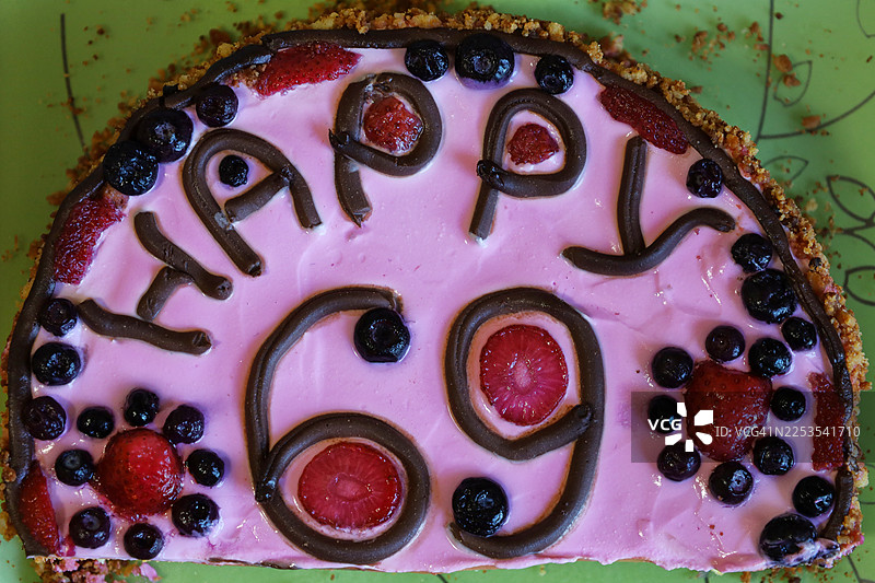 您亲手制作的美味的69岁生日蛋糕图片素材