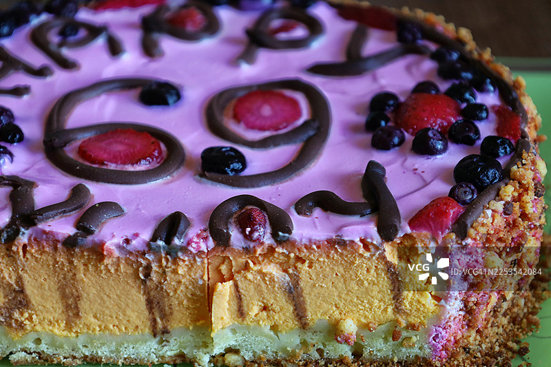 你亲手制作的美味的69岁生日蛋糕图片素材