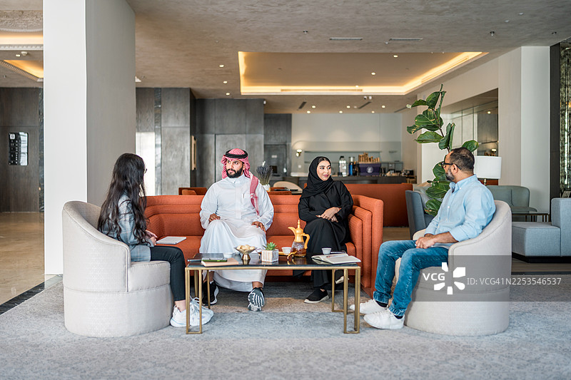 自信的多元化专业人士进行战略讨论图片素材