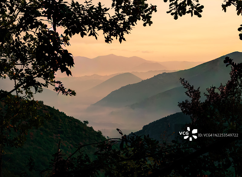 意大利卡塞塔，日落时分，剪影山脉映衬着生机勃勃的天空，风景如画图片素材
