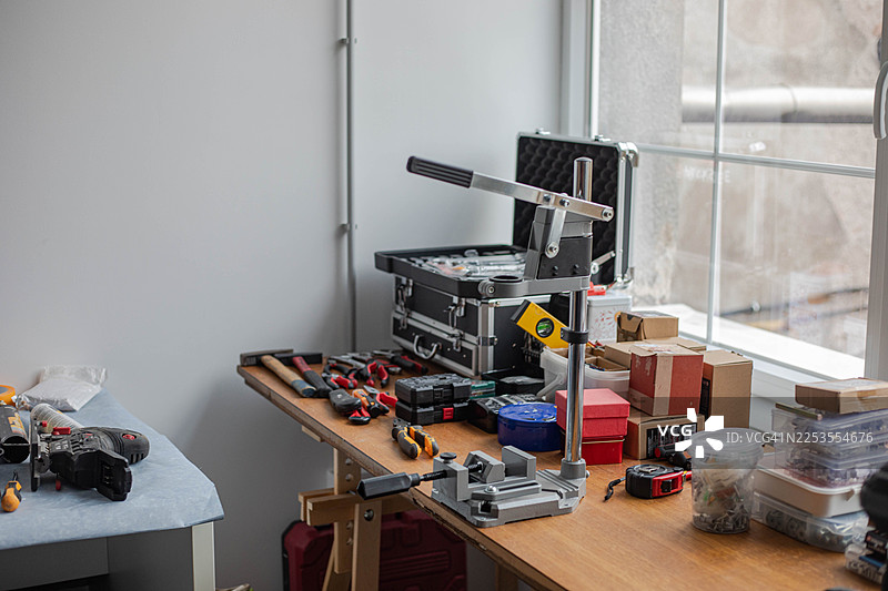 木工手工具放在车间工作台上图片素材