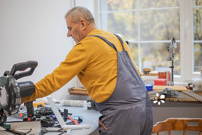 工匠在工作室里工作图片素材