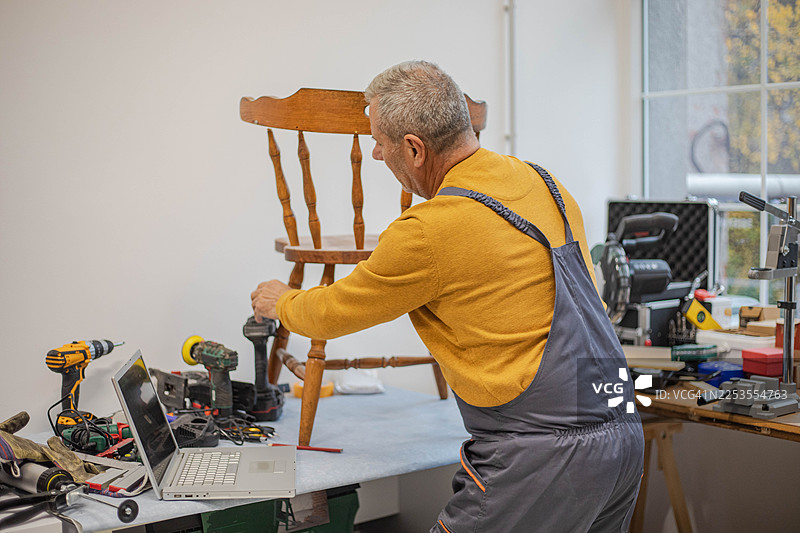 木匠在工作室修理家具图片素材