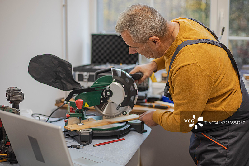 工匠在工作室里劳作图片素材