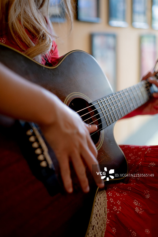 特写：一个人在家弹奏原声吉他图片素材
