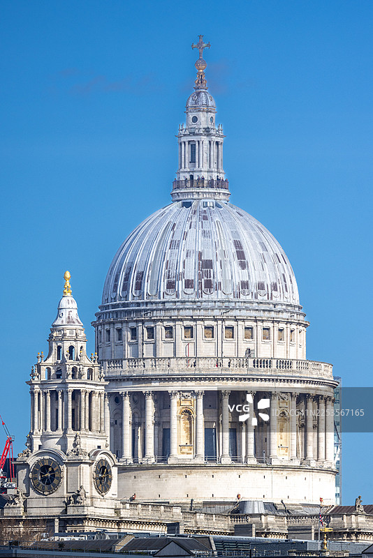 从低角度看，圣保罗大教堂在伦敦晴朗的蓝天下，伦敦，英国，UK图片素材