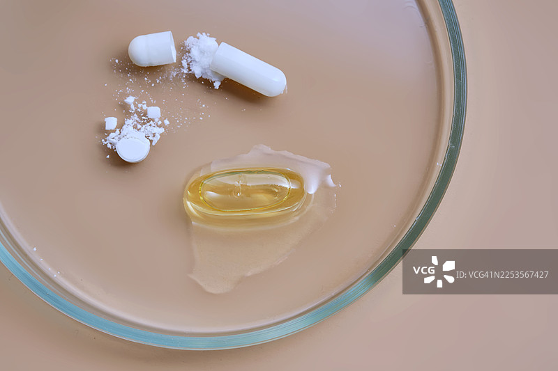 特写俯视镜头，展示培养皿上各种药品和化妆品图片素材