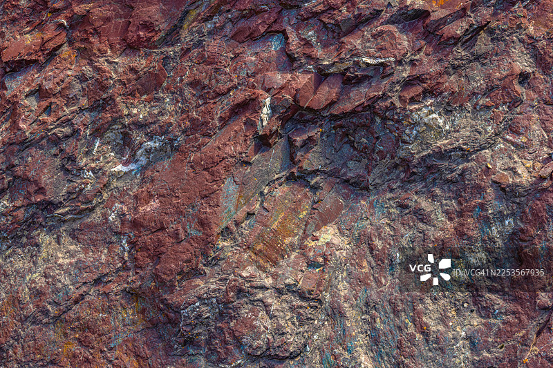 一堵饱经风霜、纹理丰富的墙壁的完整画面，展示了其粗糙的表面和自然图案图片素材