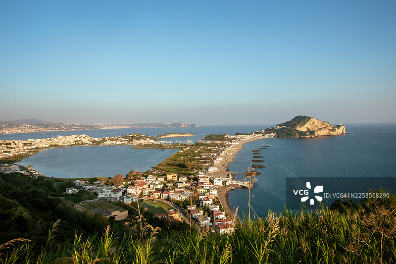 意大利海滨小镇风光，有海湾和远处的岛屿，天空晴朗图片素材