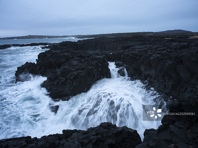 冰岛布林凯提尔海浪的迷人力量图片素材