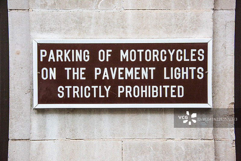 禁止在人行道上停车的摩托车标志图片素材