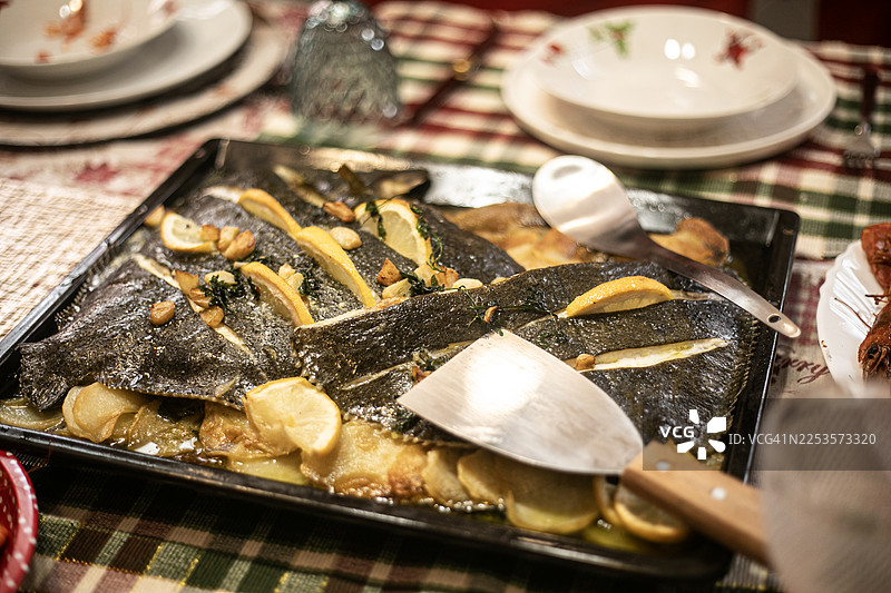 烤鳎鱼配土豆和柠檬图片素材