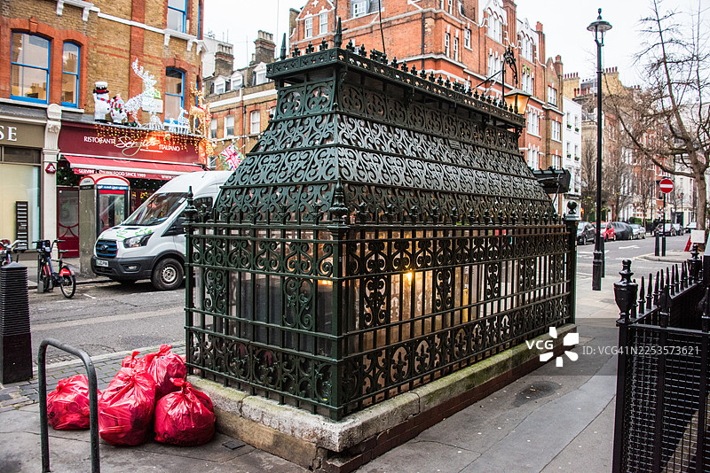 维多利亚时期公共厕所改造的看守人图片素材