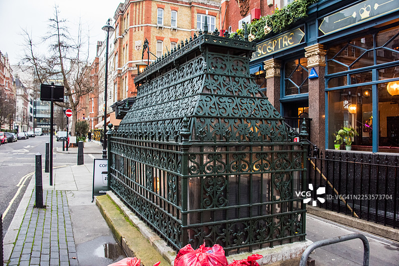 维多利亚时期公共厕所改造的看守人图片素材