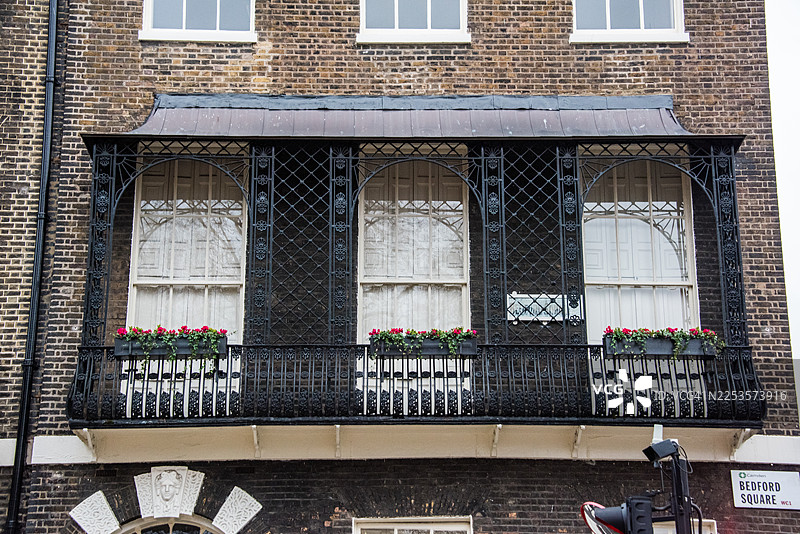 贝德福德广场的一楼阳台和街道标识图片素材