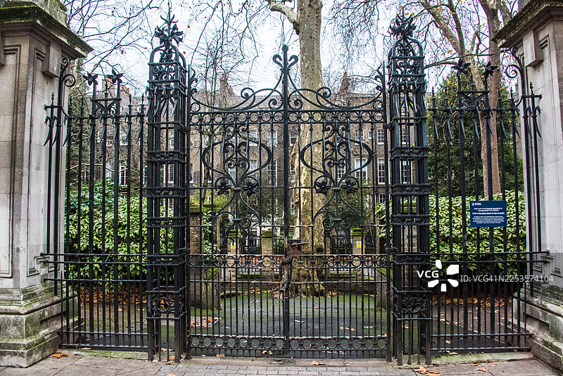 贝德福德广场花园华丽的黑色铁艺大门图片素材