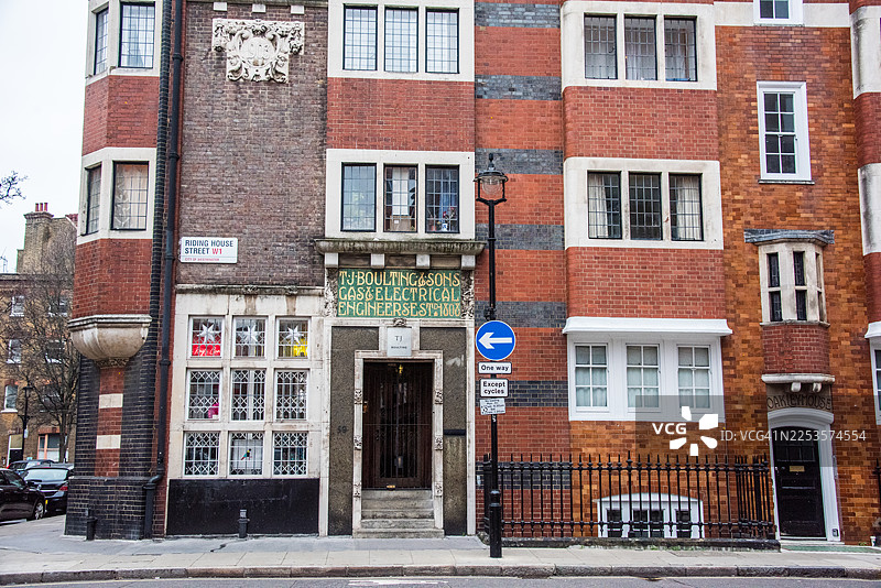 骑行房屋街道标志和 T.J. 鲍尔廷（T.J. Boulting）外墙图片素材