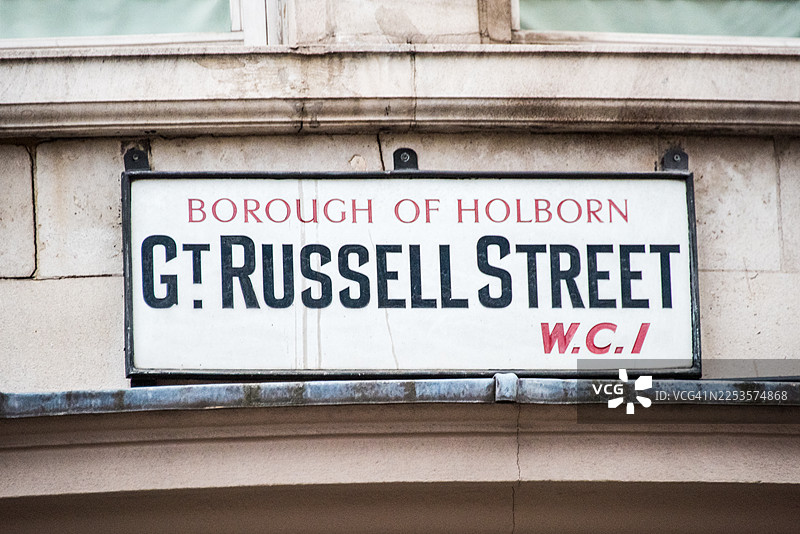 挂在黄砖墙上的大罗素街标志图片素材