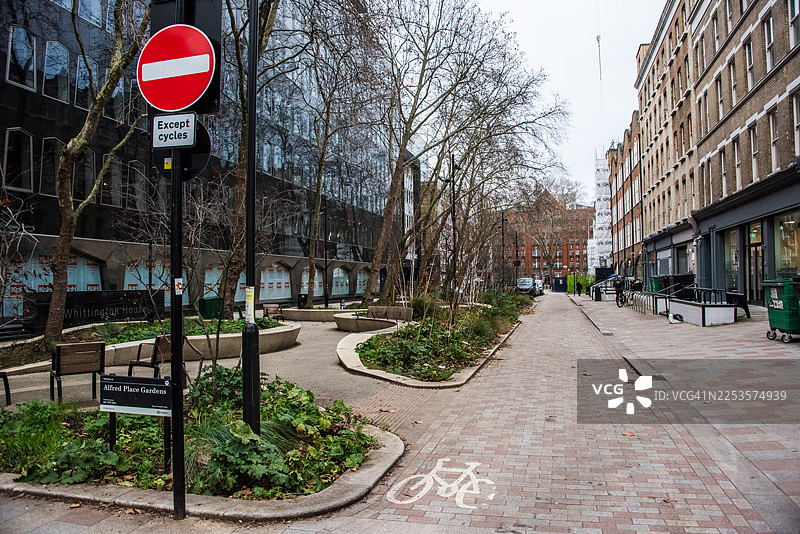 阿尔弗雷德路（Alfred Place）的禁止进入标志和自行车道图片素材