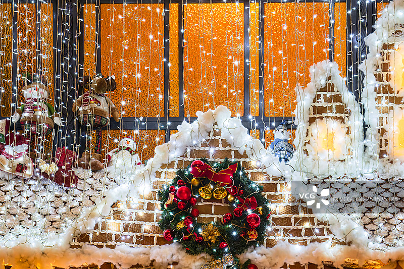 圣诞夜场景中的圣诞装饰和灯光图片素材