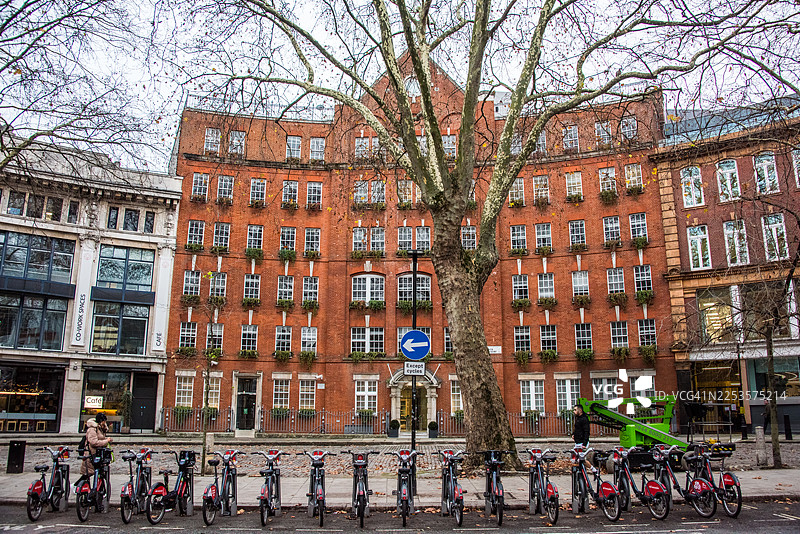 阿尔弗雷德广场花园对面是砖砌建筑图片素材