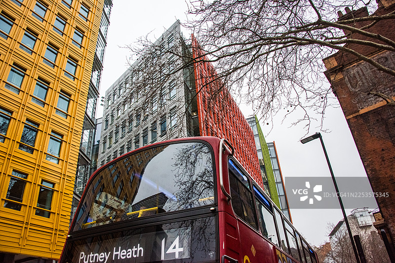 14路公交车驶过沙夫茨伯里大道的现代建筑图片素材