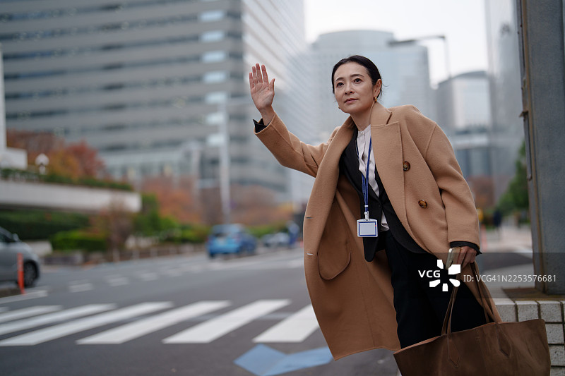 城市街道上招手的女商人图片素材