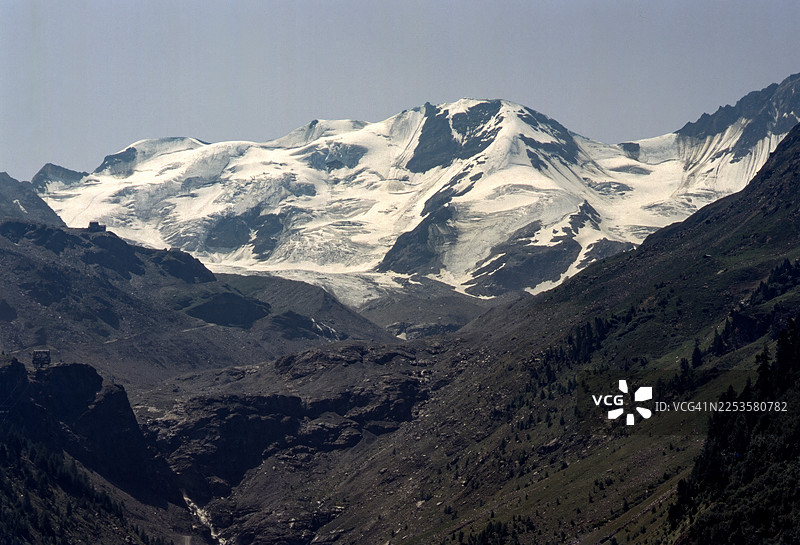 壮丽的白雪覆盖山脉，带有冰川，在晴朗的天空下，斯泰尔维奥，意大利，索尔达州级公路图片素材