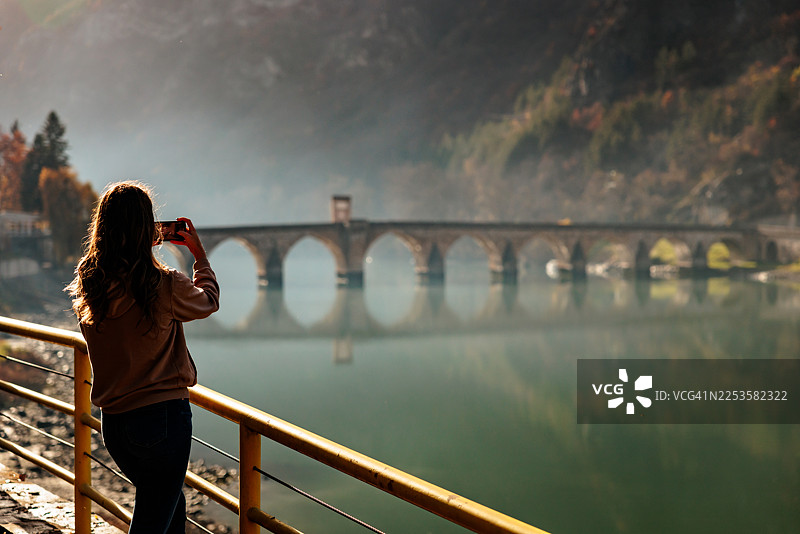 游客拍摄的桥梁和河流照片图片素材