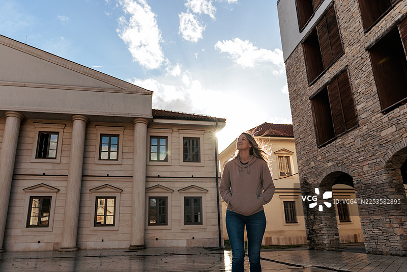 一位女旅行者走过一座历史名城图片素材