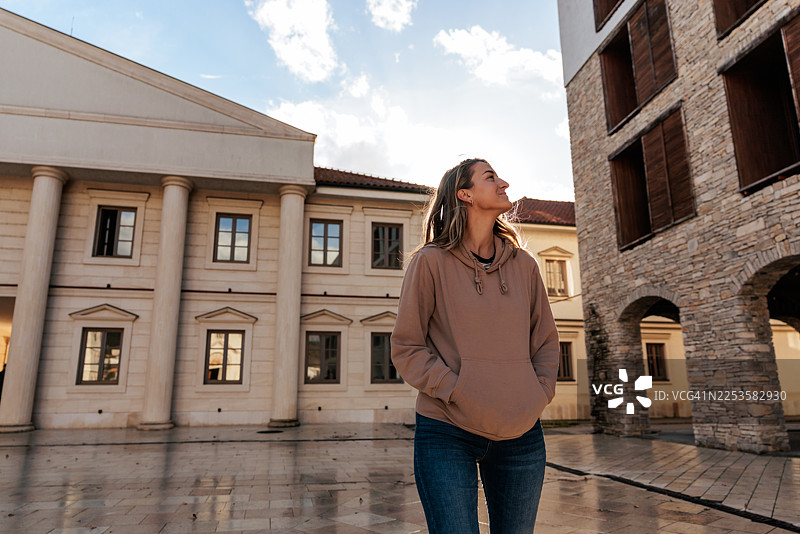 女游客走在历史古城中图片素材