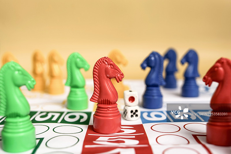 越南传统赛马或海马棋盘游戏图片素材
