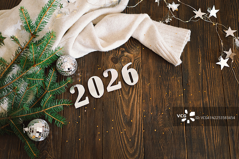 俯视木桌上的圣诞装饰和2026数字，象征着新年祝福和未来的庆祝活动图片素材