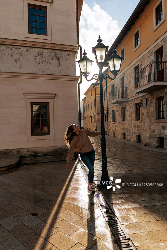 一位女士探索历史悠久的城市街道图片素材