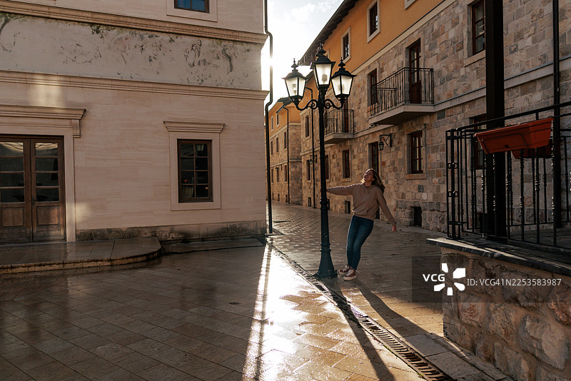 一位女士在历史名城中享受着有趣的探索图片素材