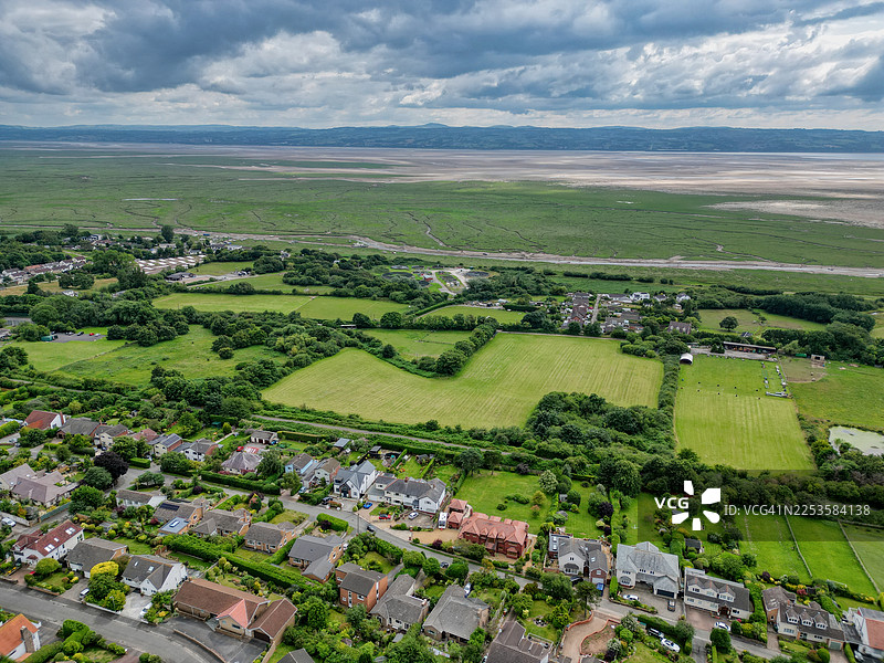 俯瞰多云天气下的海滨小镇和河口景观图片素材