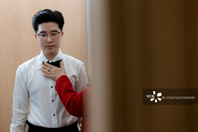 新郎为婚礼日做准备图片素材