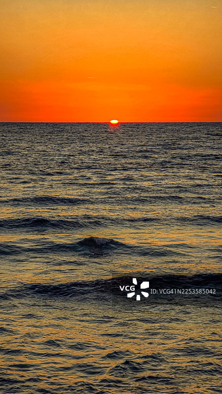 沙特阿拉伯塔布克，沙特阿拉伯文化技术协会，海浪翻腾，橙色日落，风景优美，宁静自然景观图片素材