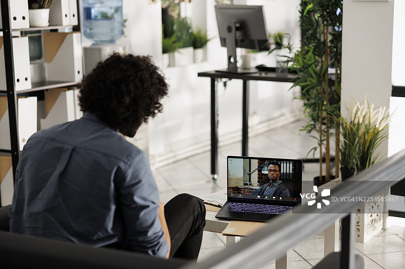 男士在办公室环境中参加视频会议图片素材
