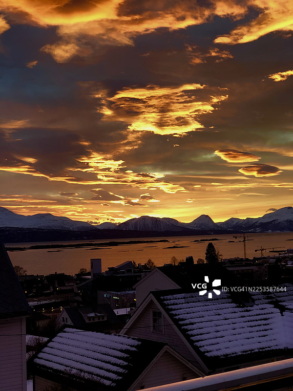 远山近水，雪镇暮色，壮丽日落图片素材