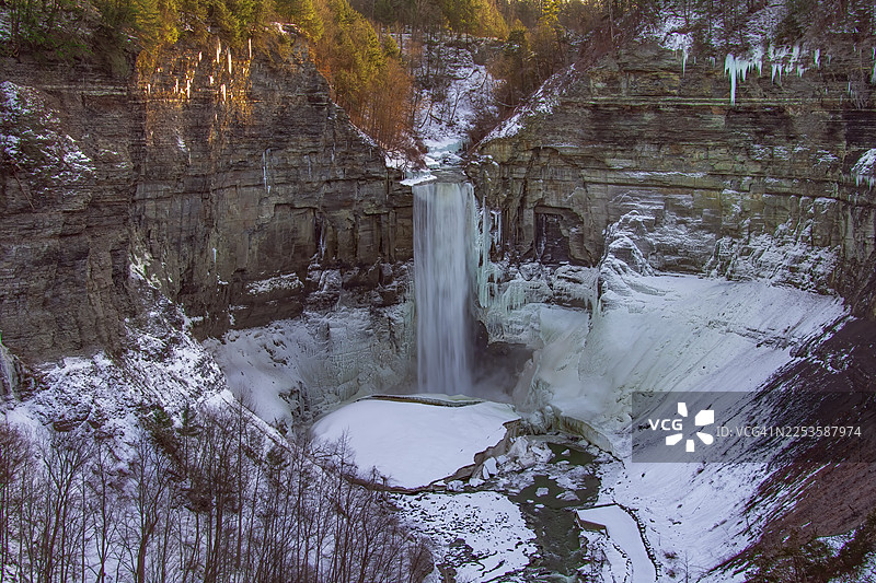 冬季的陶格农瀑布，冰雪覆盖着峡谷两侧和周围的景观图片素材