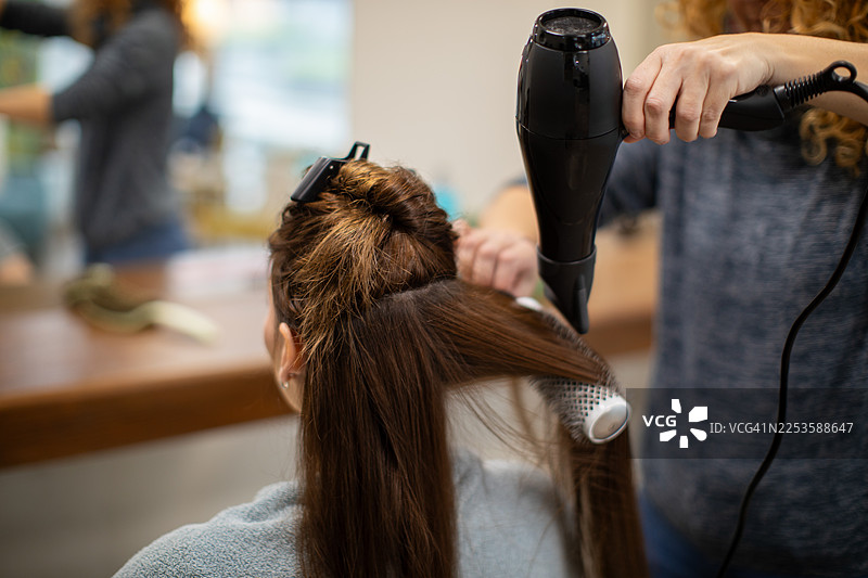 在豪华发廊吹干头发图片素材