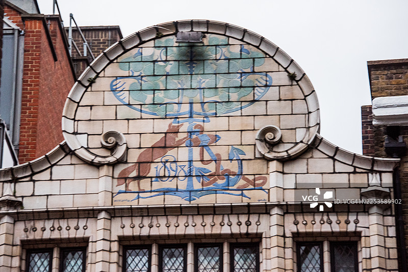 新艺术风格酒吧的山墙上的釉面瓷砖壁画图片素材