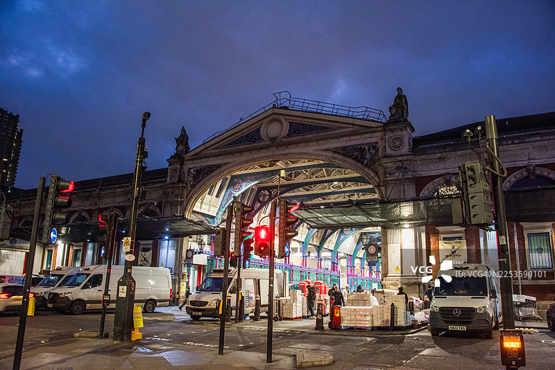 史密斯菲尔德市场主入口拱门与送货车图片素材