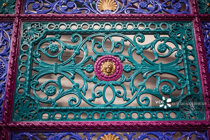 带有狮子图案的复杂维多利亚时期铁艺屏风图片素材