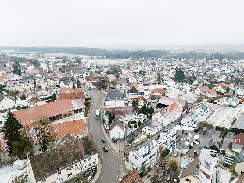 德国巴伐利亚航拍冬季小镇，房屋被雪覆盖，道路狭窄图片素材