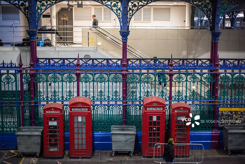 市场拱廊下的传统红色电话亭图片素材