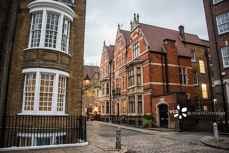 历史悠久的鹅卵石入口通往查特豪斯广场图片素材