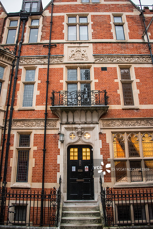 托马斯·萨顿的纹章石徽章，位于伦敦萨特豪斯学院的建筑外墙上图片素材